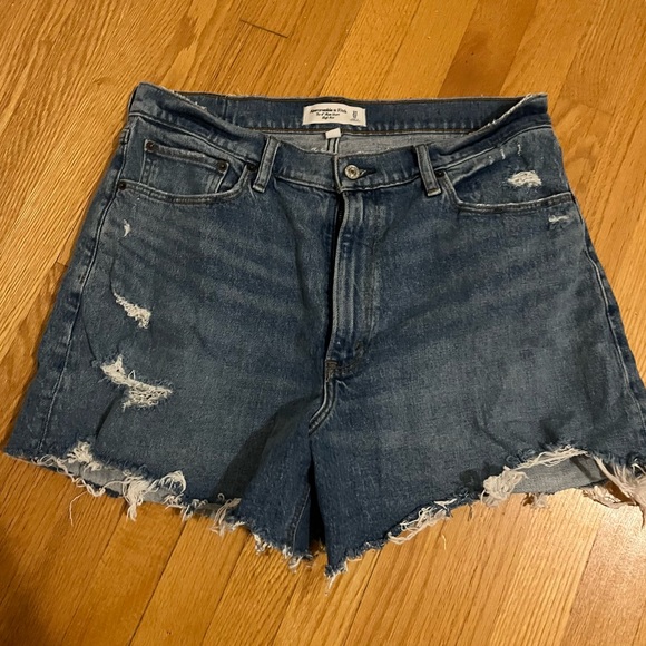 Abercrombie 4inch Mom Shorts size 31/12 - Picture 1 of 2